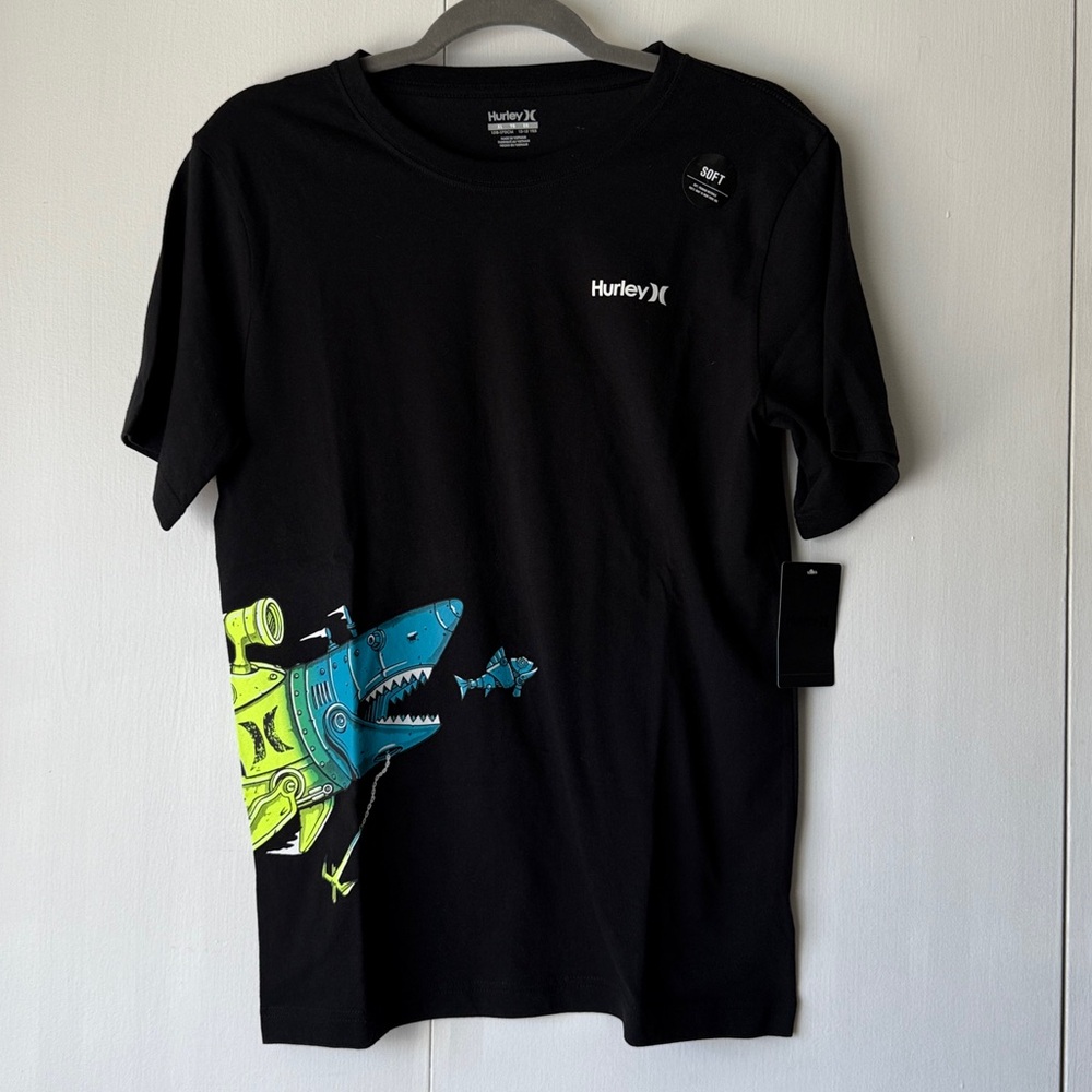 Hurley Black Tee with multi color wrap around Shark Design. Boys Sz XL NWT
